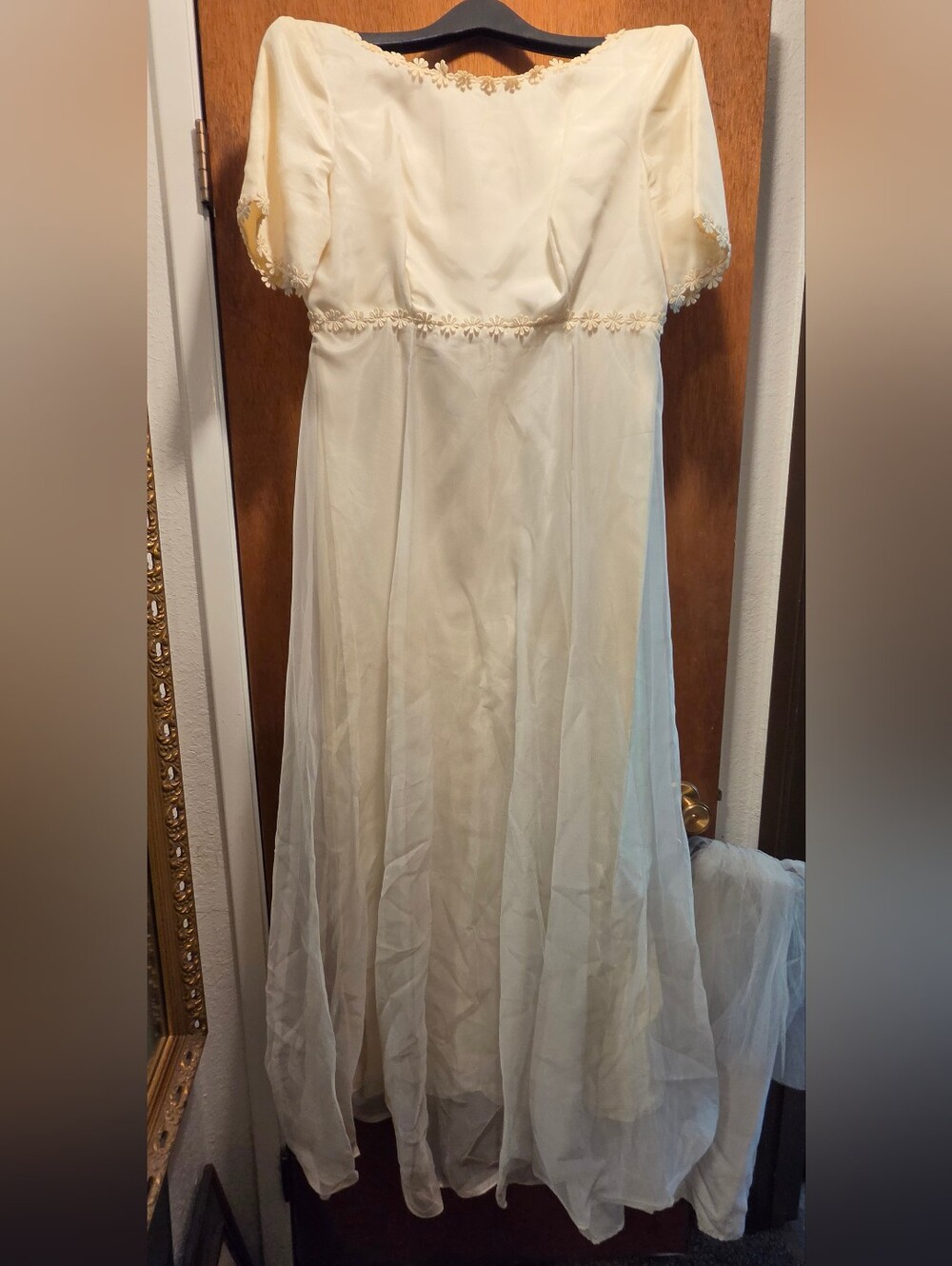 Elegant Cream Handmade Vintage Luxury Wedding Daisey Trim Dress Sz12